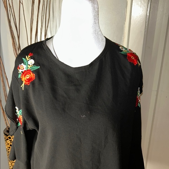 Red and Black Embellished Boxy Blouse - Picture 2 of 8